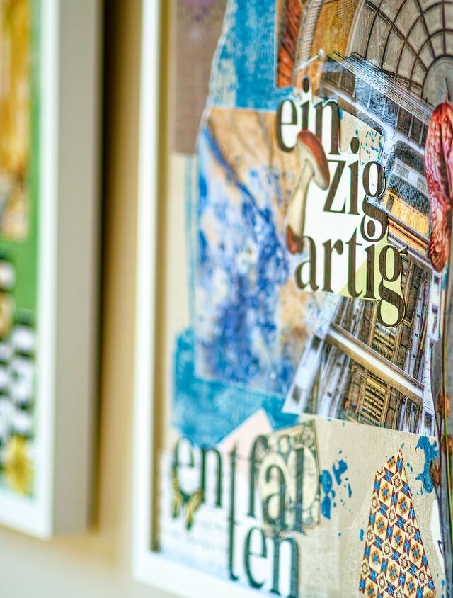 Farbenfrohe Nahaufnahme originales Silke Gerloff Mixed-Media-Kunstwerk mit bunter Papiercollage und Acrylfarbe auf Leinwand im Premium-m&ouml;blierten Apartment Bamberg