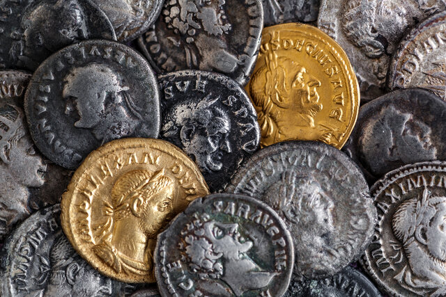 Antike r&ouml;mische M&uuml;nzen aus Gold und Silber, die historische W&auml;hrung und Preisgestaltung durch die Jahrhunderte repr&auml;sentieren.