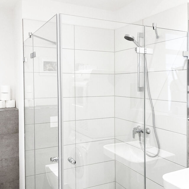 Barrierefreie bodengleiche Dusche mit Glasabtrennung im m&ouml;blierten Premium-Apartment Bamberg Karmelitenkloster