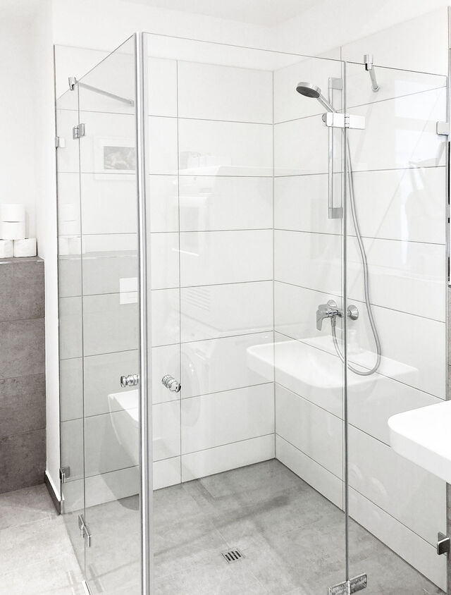 Barrierefreie bodengleiche Dusche mit Glasabtrennung im m&ouml;blierten Premium-Apartment Bamberg Karmelitenkloster