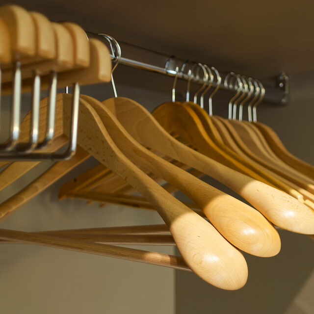 Hochwertige Hemden-, Hosen und Anzugb&uuml;gen in einem Schrank