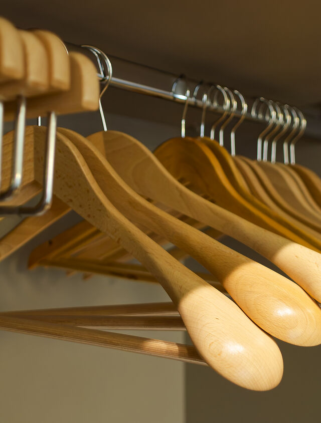 Hochwertige Hemden-, Hosen und Anzugb&uuml;gen in einem Schrank