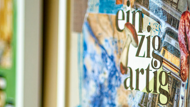 Farbenfrohe Nahaufnahme originales Silke Gerloff Mixed-Media-Kunstwerk mit bunter Papiercollage und Acrylfarbe auf Leinwand im Premium-m&ouml;blierten Apartment Bamberg