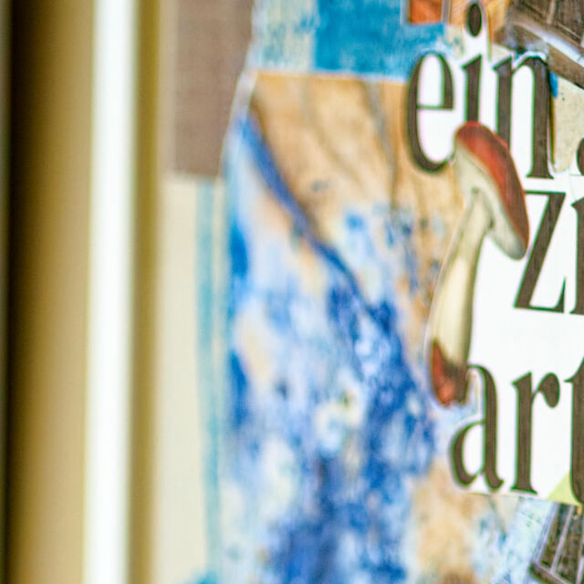 Farbenfrohe Nahaufnahme originales Silke Gerloff Mixed-Media-Kunstwerk mit bunter Papiercollage und Acrylfarbe auf Leinwand im Premium-m&ouml;blierten Apartment Bamberg